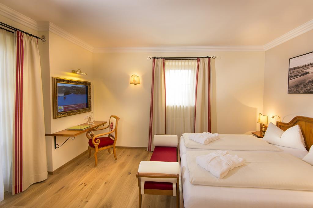 Hotel Zum Jungen Romer Radstadt Room photo